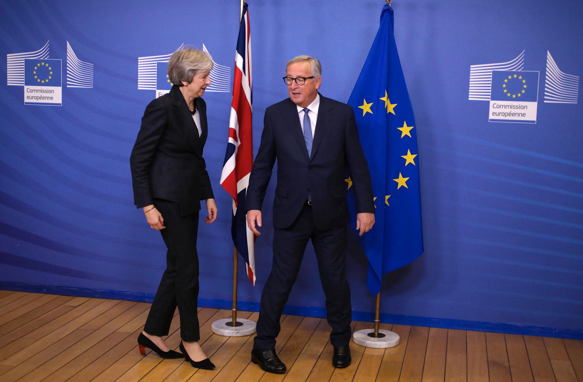 EU-kommissionens ordförande Jean-Claude Juncker tar på lördagskvällen emot Storbritanniens premiärminister Theresa May inför toppmötet om brexit-avtalet dagen därpå.