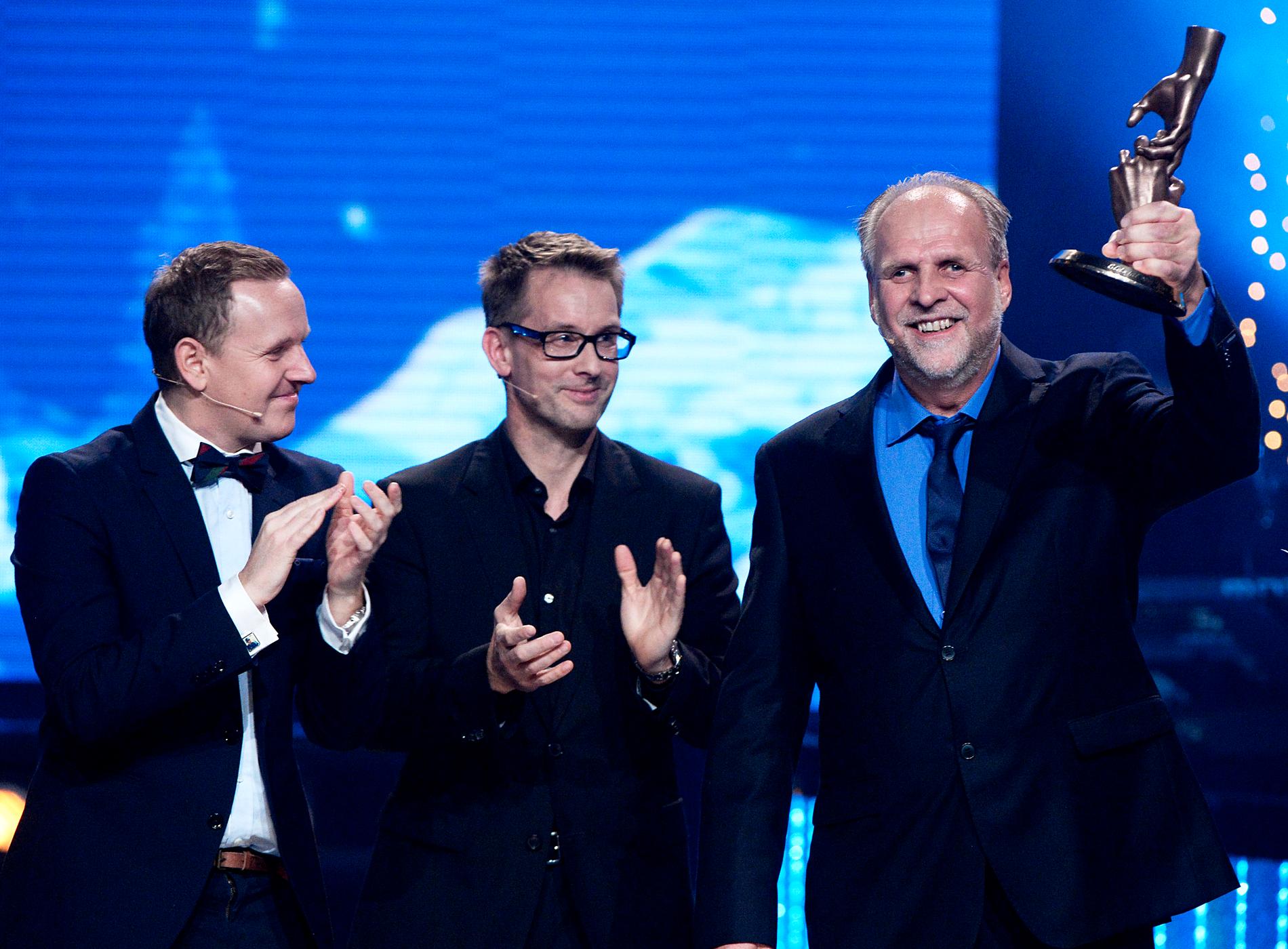 Kenny Bräck (i mitten) på Svenska hjältar-galan tillsammans med komikern Måns Möller och "Årets eldsjäl" Jens Larsson.