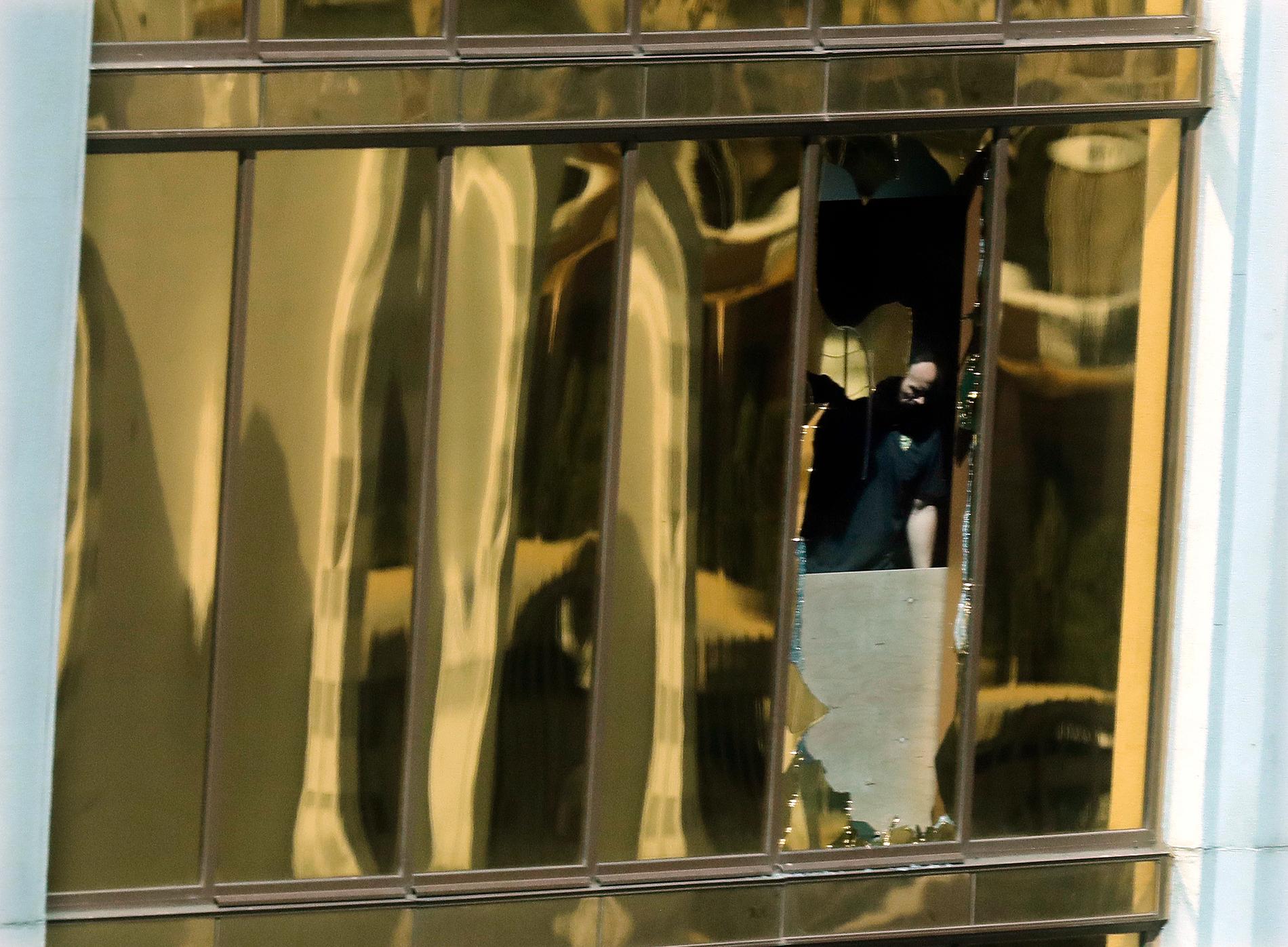 En FBI-man syns undersöka Stephens Paddocks hotellrum.