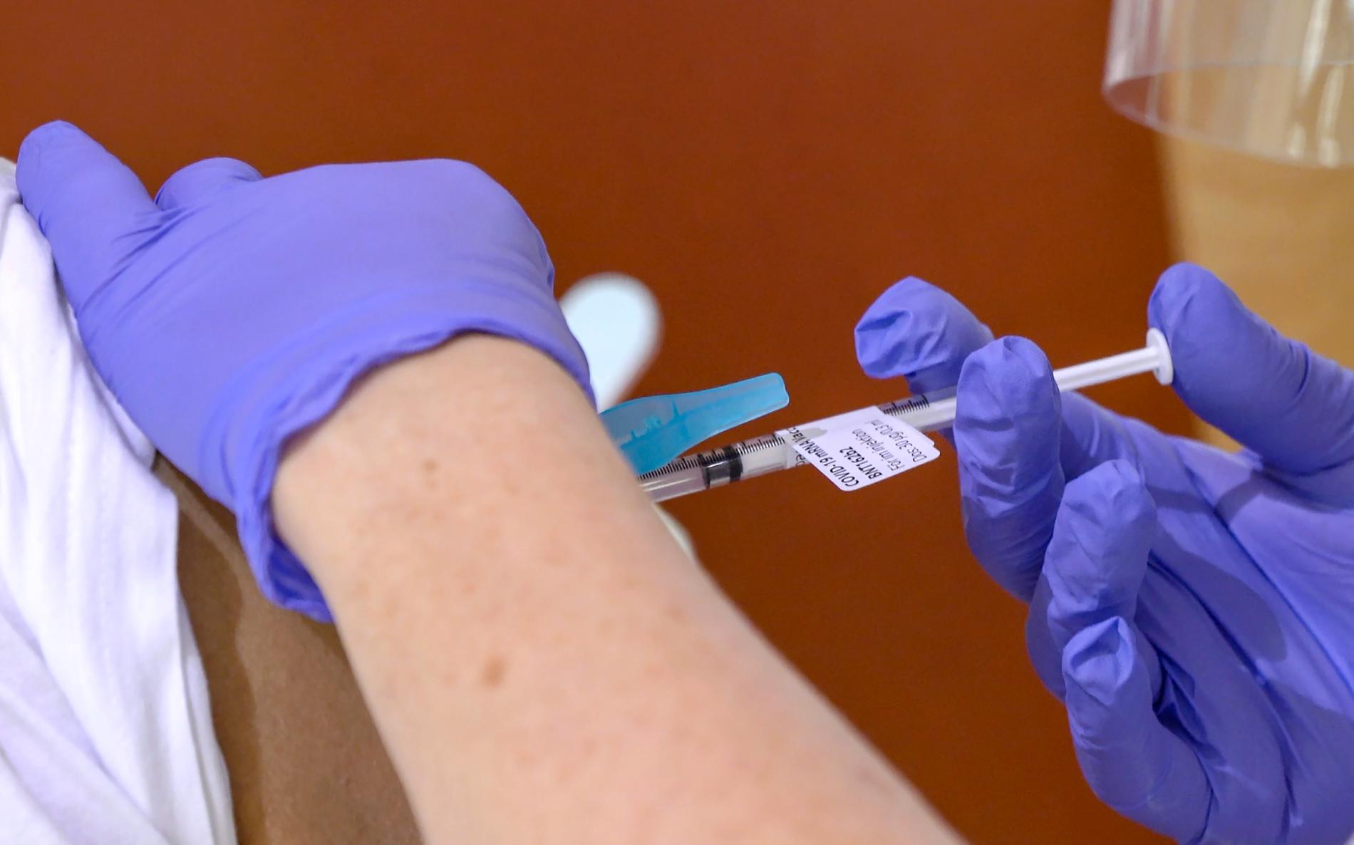 Många som fick sin första dos av coronavaccinet i mellandagarna får sin andra dos under veckan. Arkivbild.