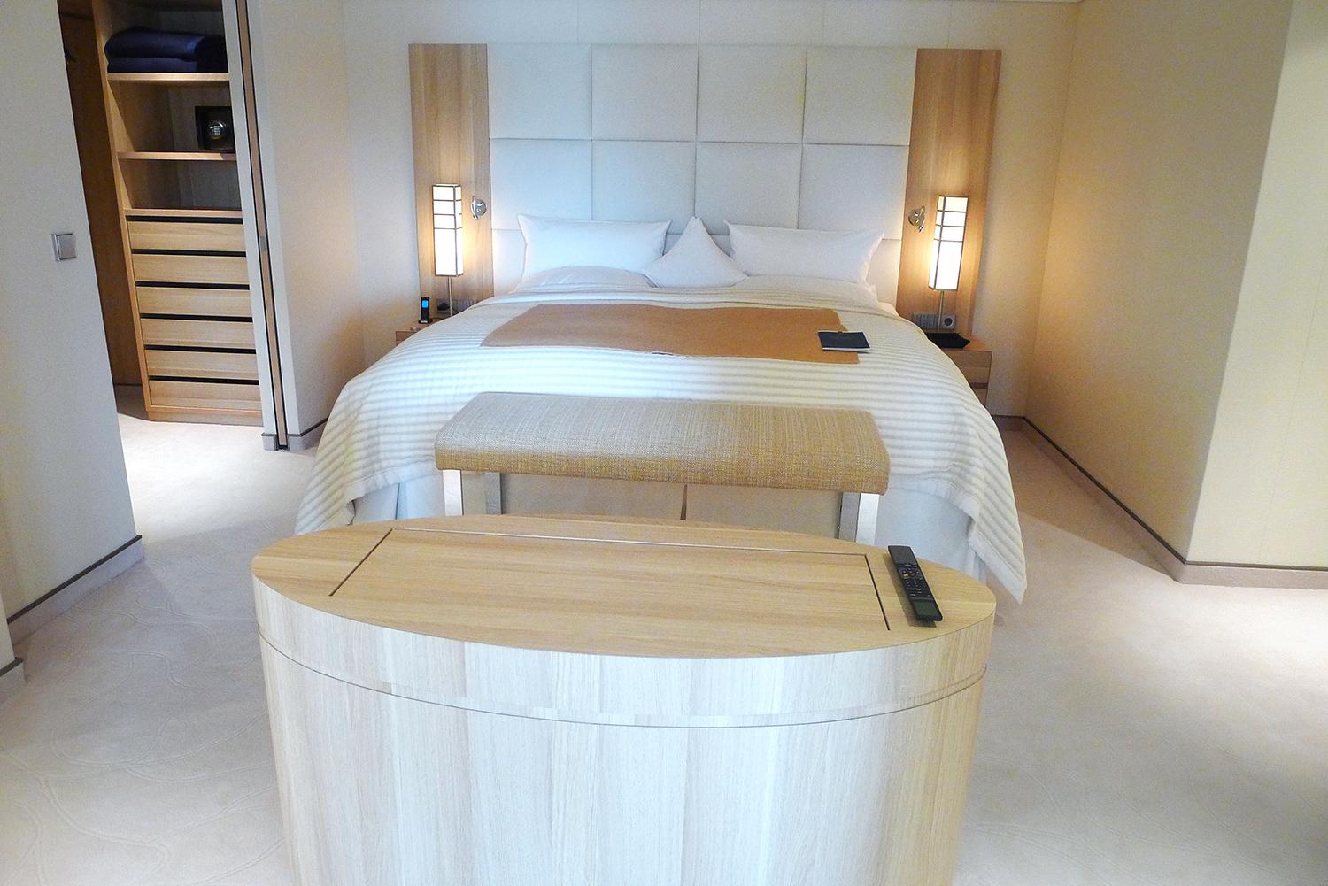 Owners suite är ett av fartygets dyraste sviter. Tv:n fälls ner i konsollen vid fotändan av sängen när den inte används, för att inte skymma sjöutsikten.