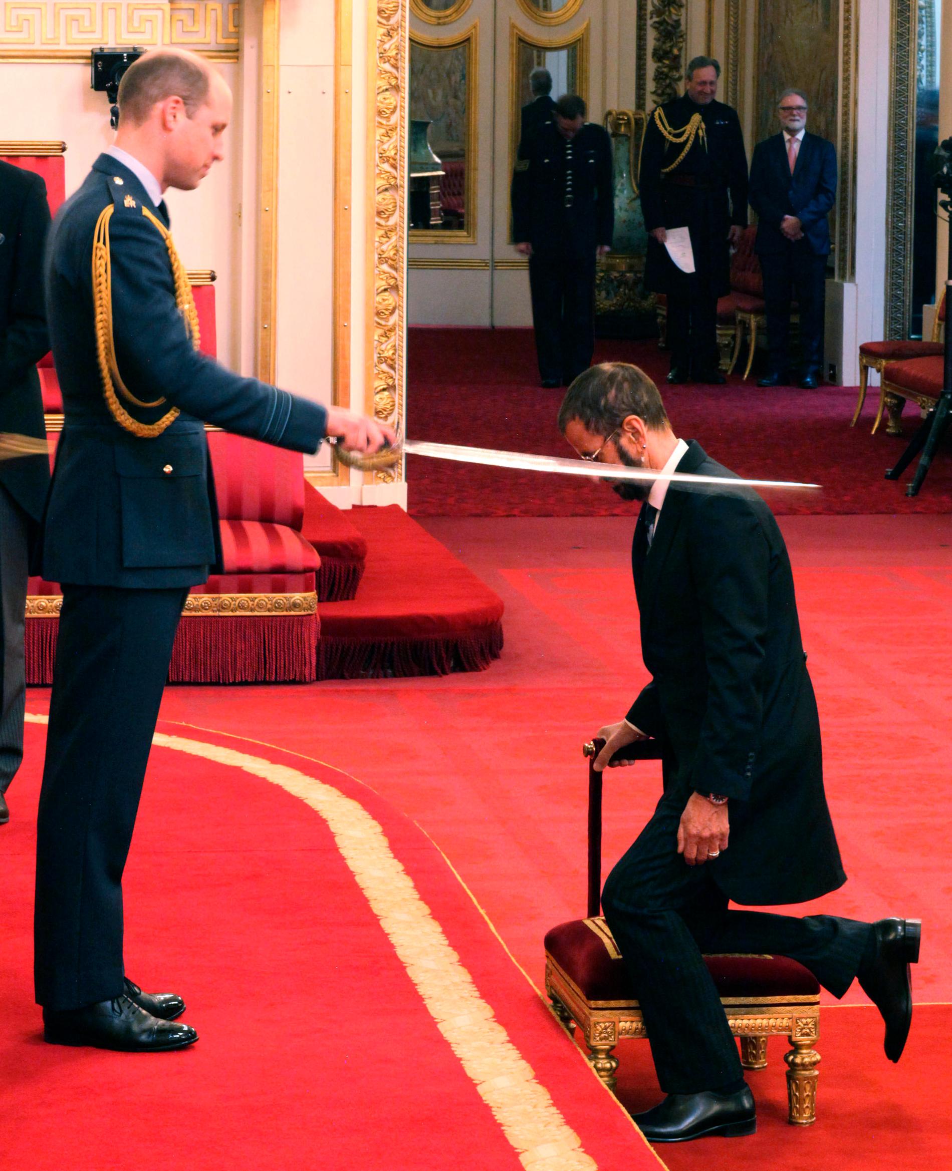 Här blir Ringo Starr adlad av prins William.
