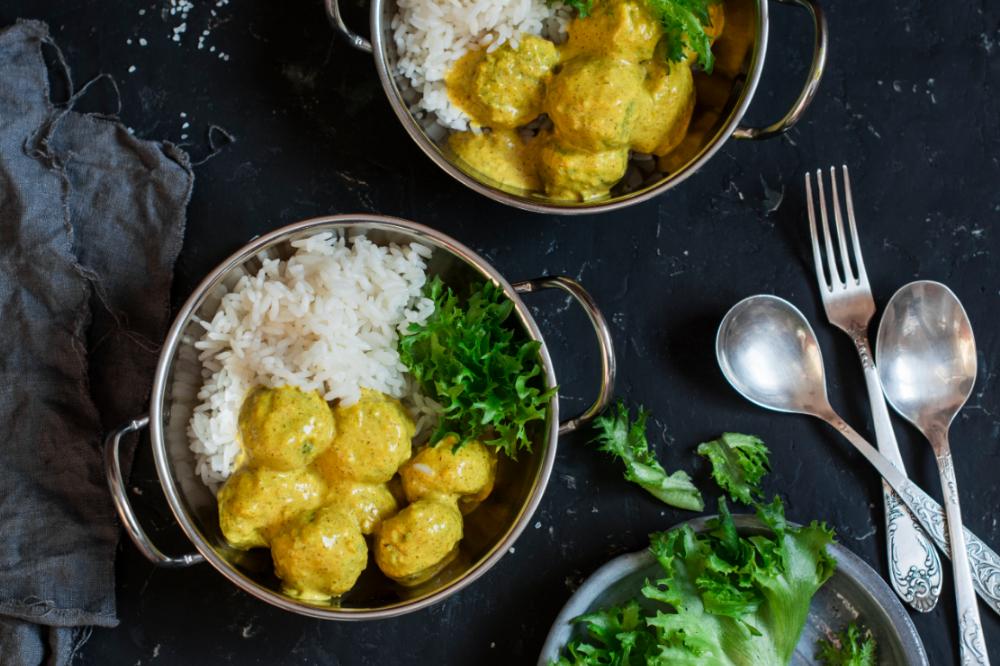 Frikadeller i ris med currysås