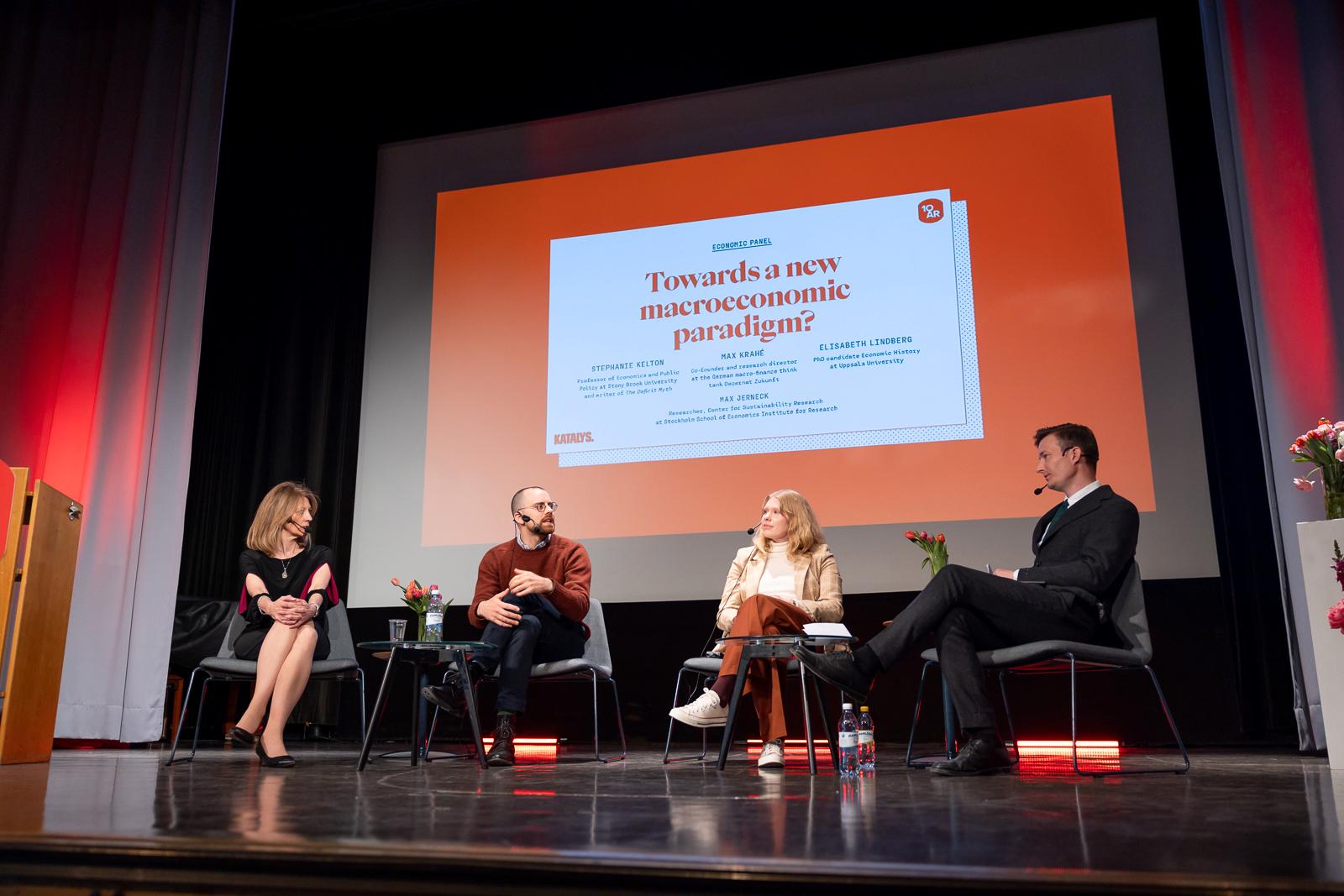 Stephanie Kelton, Max Krahé, Elisabeth Lindberg och Max Jerneck i panelsamtal när Katalys firar tio år