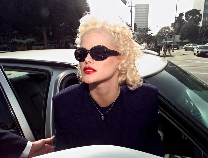 Anna Nicole Smith på väg in i rättsalen om ett arv från en man som dog.