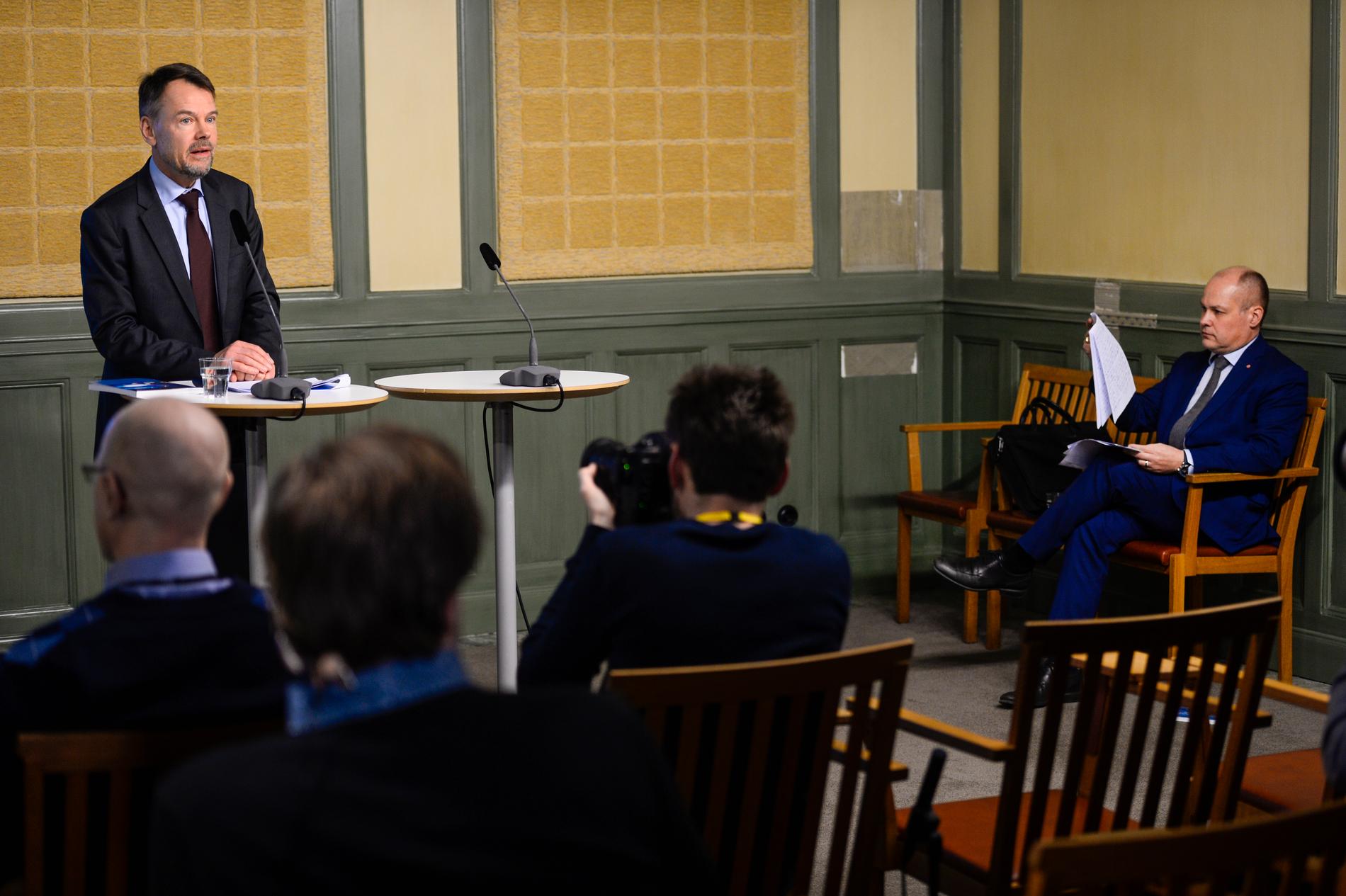 Riksåklagare Anders Perklev (tv) presenterade delbetänkandet från blåljusutredningen för justitieminister Morgan Johansson i januari i år.