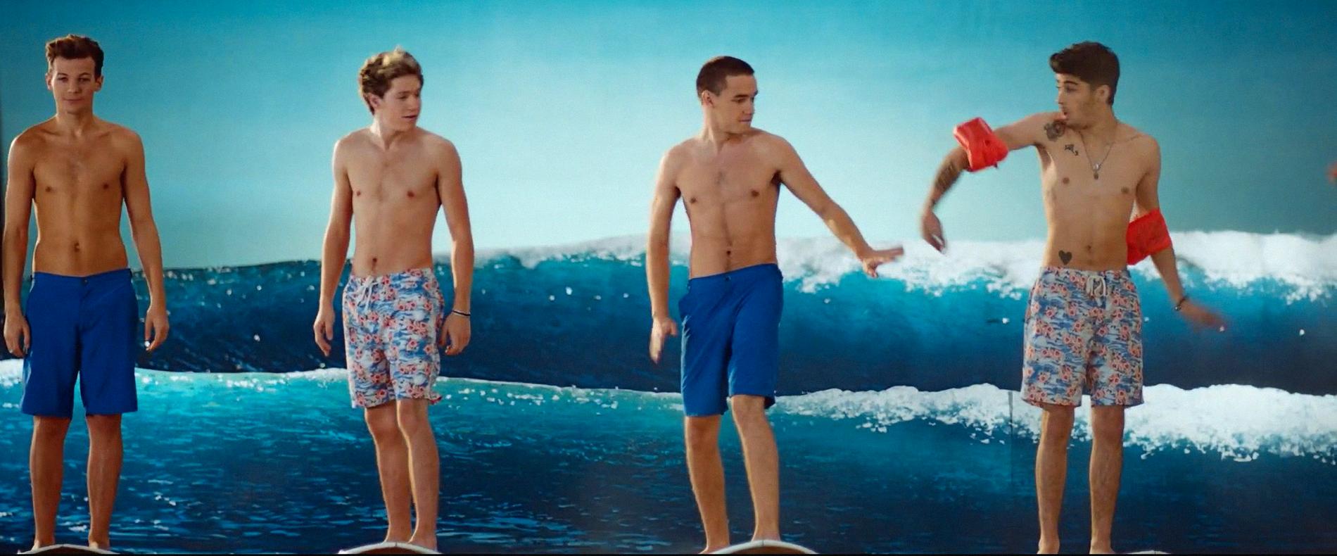 One Direction surfar När det blir fritid över tar One Direction fram surfbrädan.