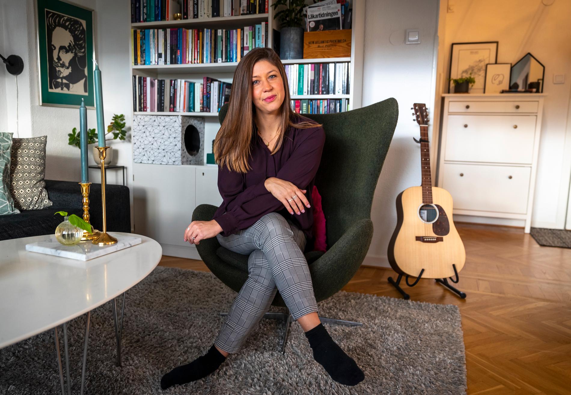 Redan som barn blev Elisabeth Svensson intressera för pengar och sparande. Några månader efter sin 30:e födelsedag nådde hon sin första miljon. 