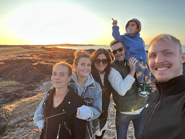 Jenny Kristinsson (i solglasögon) med sin familj på Island. Hennes mans familj kommer från Grindavík.