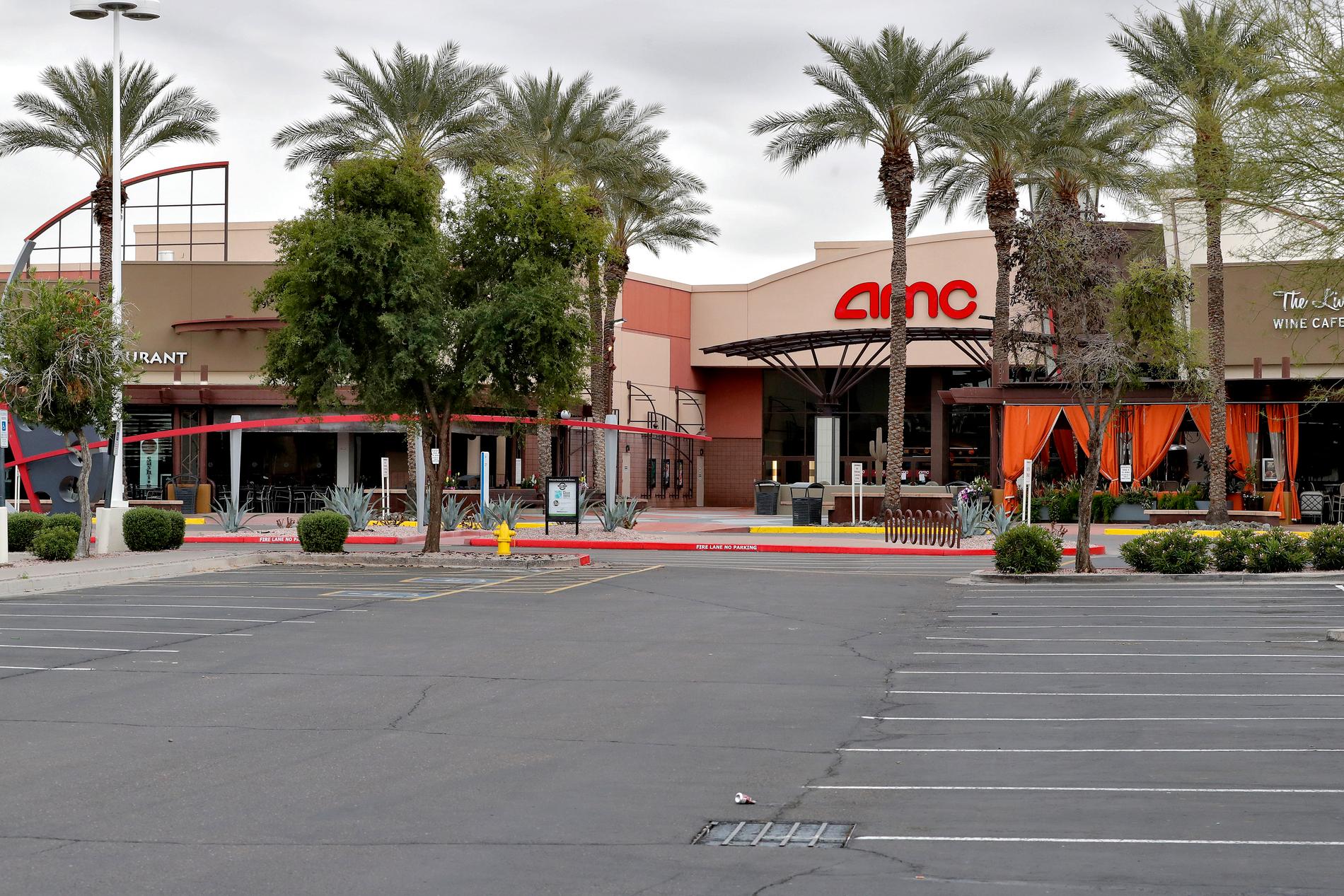 En tom parkeringsplats utanför en stängd AMC-biograf i Phoenix tidigare i veckan.