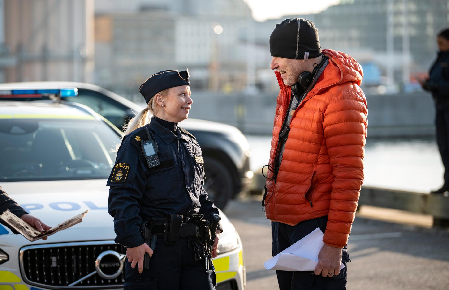 Allt ska ligga så nära verkligheten det bara går. Lundapolisen Magnus Björn-Bentzen är poliskonsult, här med Amanda Jansson som spelar polisen Sara.