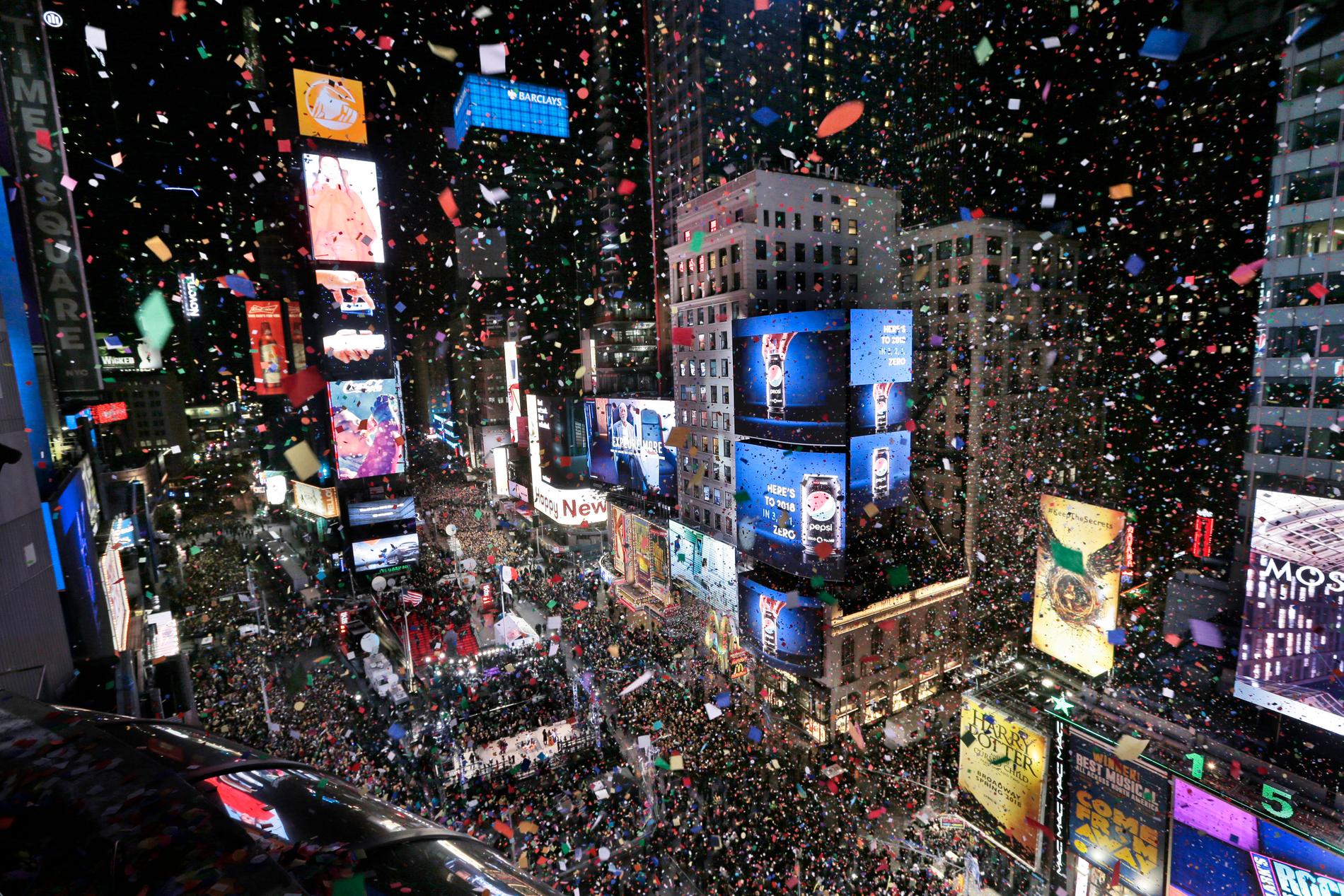 Konfetti över Times Square i New York vid nyår i fjol.