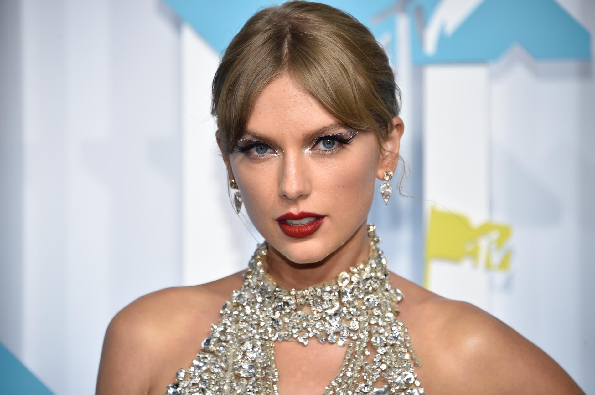 Taylor Swift på MTV Video Music Awards, där hon först avslöjade sitt nya album i ett tacktal. 