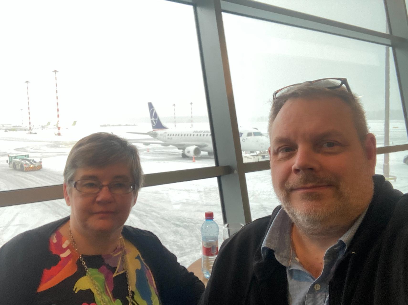 ”Det finns utvecklingspotential när det kommer till servicen”, säger Kristina Cronqvist, 58, fick fira sin födelsedag på Tallinns flygplats. Tur att hon hade maken Jörgen Cronqvist och deras gemensamma son med sig. 