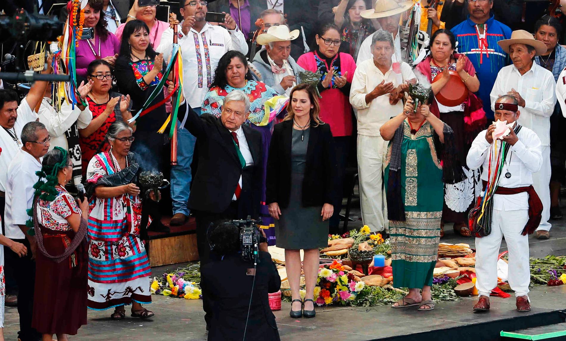 Andrés Manuel López Obrador rivstartar som president. Här deltar han i en traditionell ceremoni i lördags.