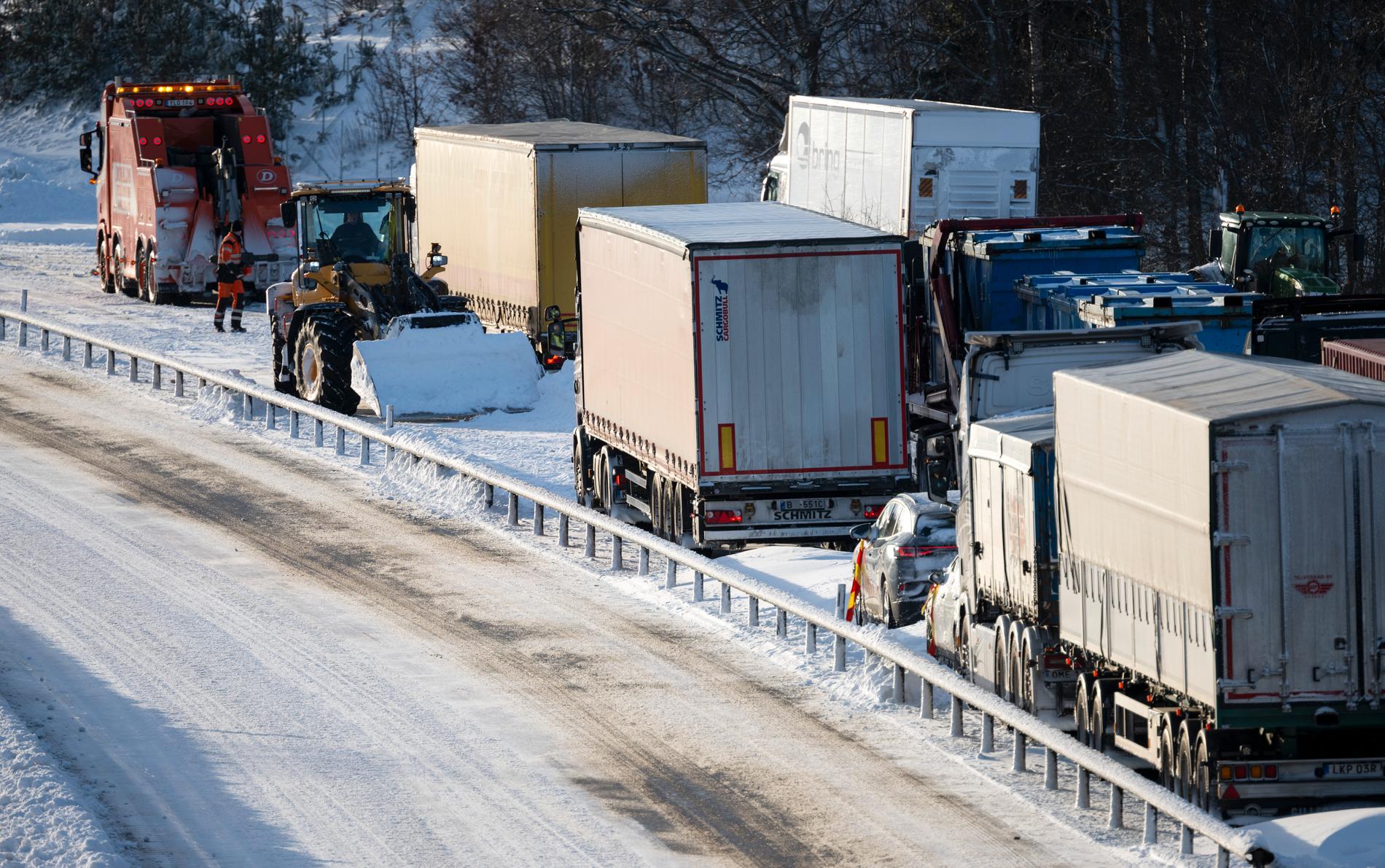 Runt 1 000 fordon fastnade på E22 mellan Hörby och Kristianstad i Skåne när vägen korkade igen på grund av ett snöoväder.