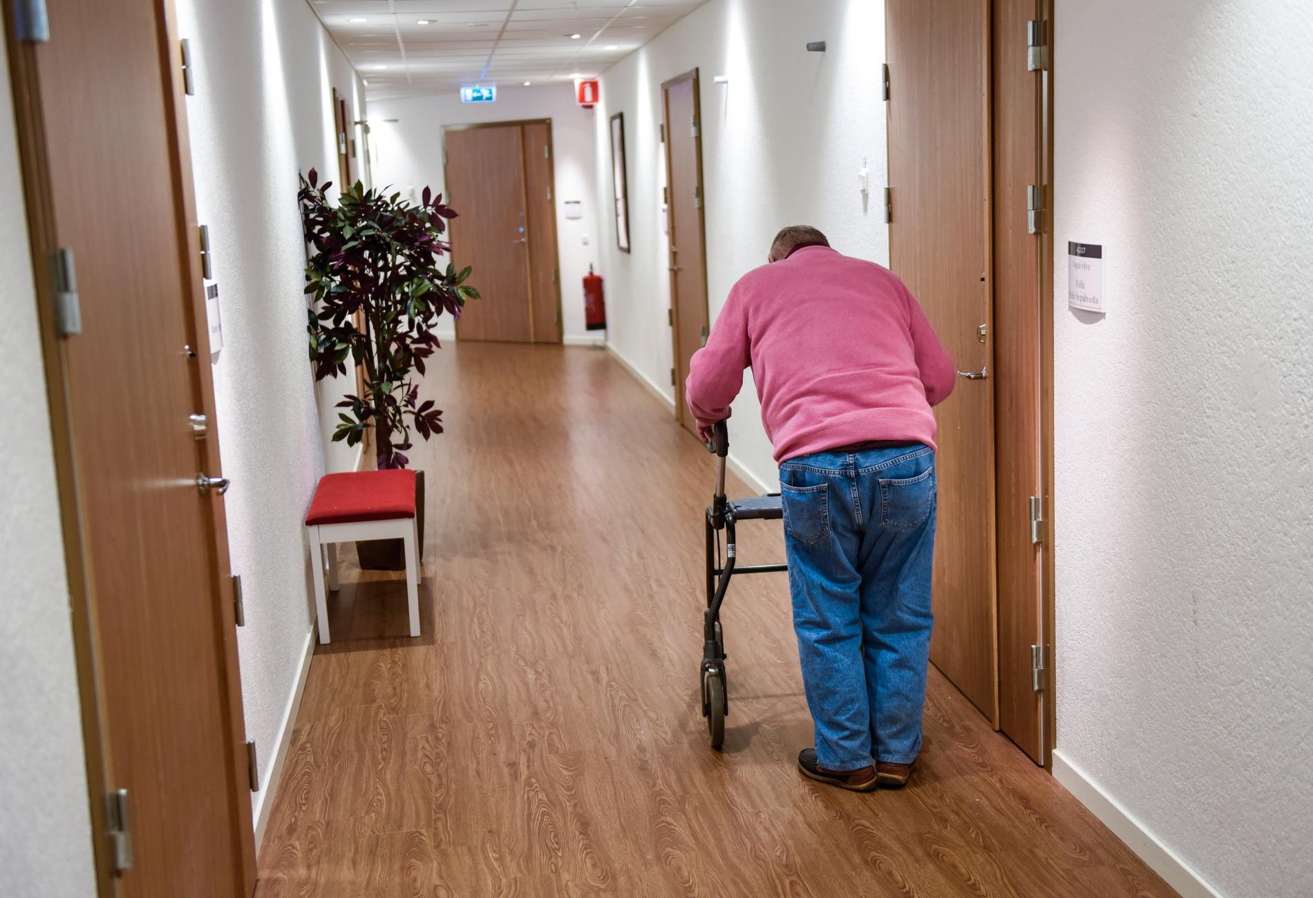 De äldre fler och sjukare, vilket kommer att kräva att många fler jobbar inom äldreomsorgen. Men det är svårt att rekrytera och behålla personal. Bilden är från äldreboendet La Casa i Hägersten i Stockholm.