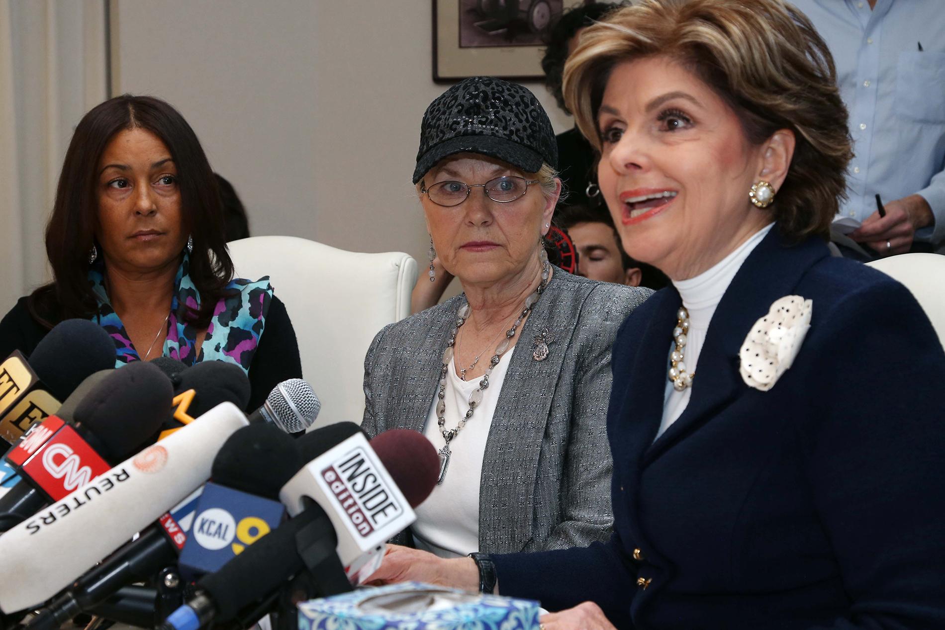 Kvinnorättsadvokaten Gloria Allred höll under onsdagen en presskonferens där ytterligare tre påstådda offer anklagade Bill Cosby för övergrepp.
