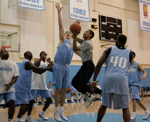 Här spelar Obama med North Carolina, ett av collegebasketens bästa lag.