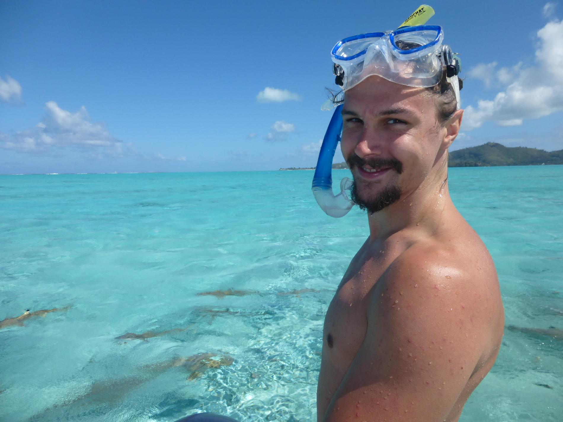 Erik är livrädd för hajar. Men på bröllopsresan i Bora Bora vågade han sig för första och sista gången ute i havet och snorklade – med just hajar.