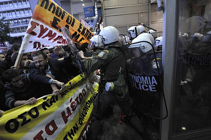 VILDA DEMONSTRATIONER Kravallpoliser hade i går stora problem att stoppa demonstranter utanför finansministeriet i Aten. Grekland har skulder på över 300 miljarder euro och befolkningen är ursinnig över regeringens tuffa åtstramningspaket.