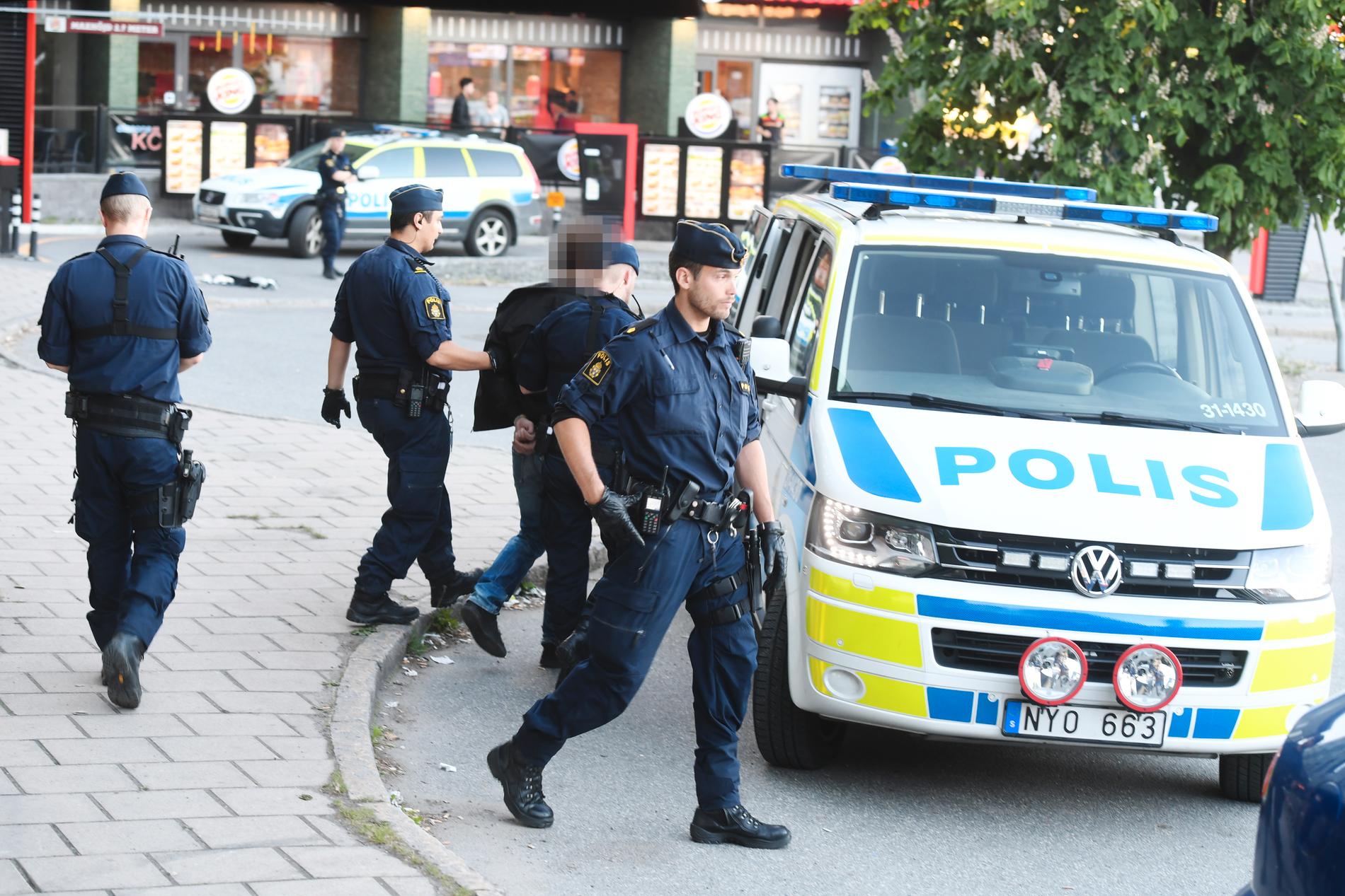 Två män greps vid 20-tiden på måndagskvällen vid Årsta partihallar.