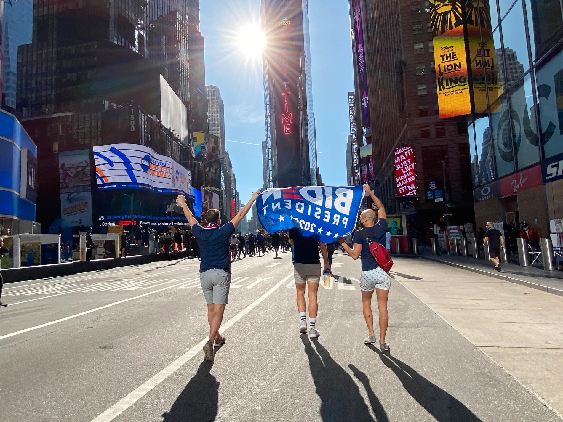 På Times Square i New York firades det bland Biden-anhängare.