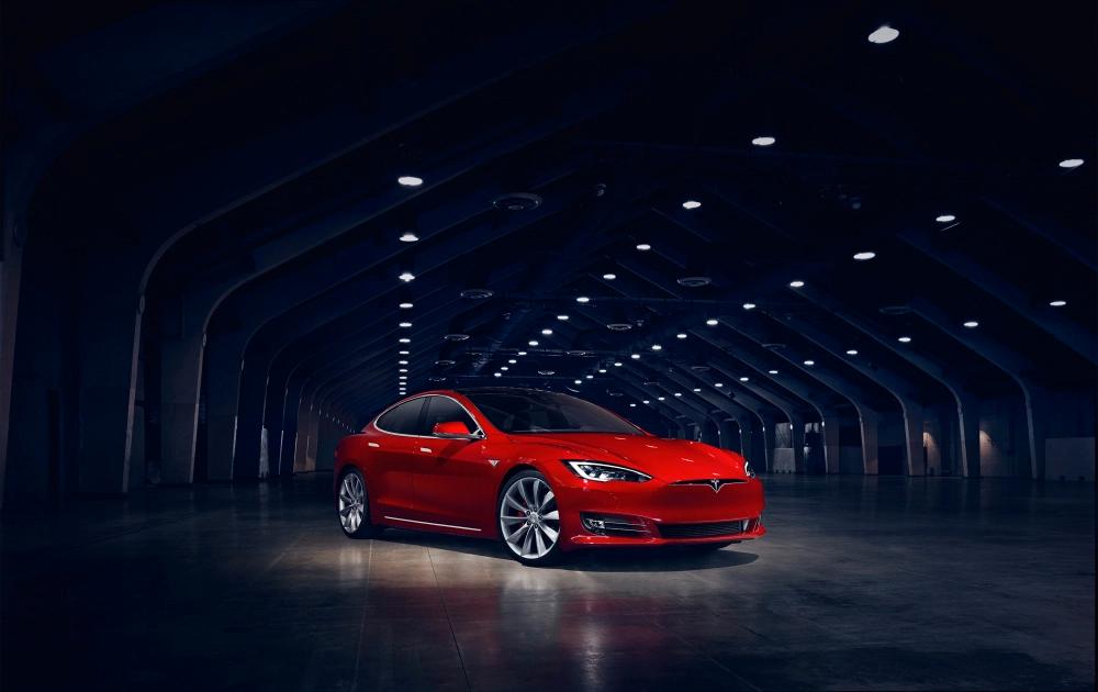 Tesla Model S – som precis har fått ett ”grillöst” ansiktslyft.