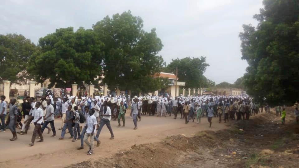Gymnasieelever demonstrerar i sudanesiska al-Damazin i protest mot måndagens dödsskjutningar.