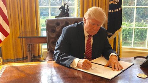 Donald Trump signerar det nya inreseförbudet.