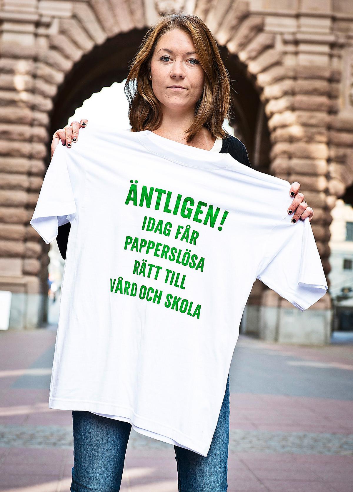 Vill synas På måndag, som är Sverigedemokraternas dag i Almedalen, kommer Maria Ferm och runt 60 andra miljöpartister att gå runt  i dessa t-shirts för att uppmärksamma att två nya lagar som ger papperslösa fler rättigheter i samhället träder i kraft – två lagar SD har varit starkt emot.