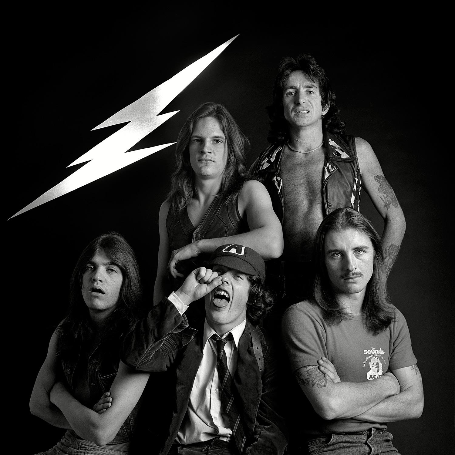 AC/DC 1976: Malcolm Young, Mark Evans, Angus Young, Bon Scott och Phil Rudd.