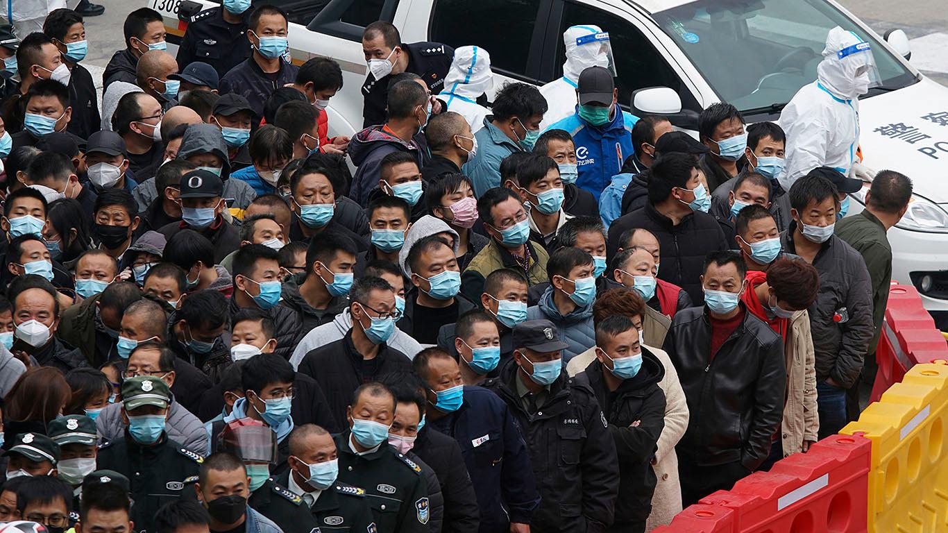  TUSENTALS FÖRSÖKTE FLY Två smittade på flygplatsen i Shanghai betydde att 17 000 skulle testas – men tusentals försökte då fly undan. 