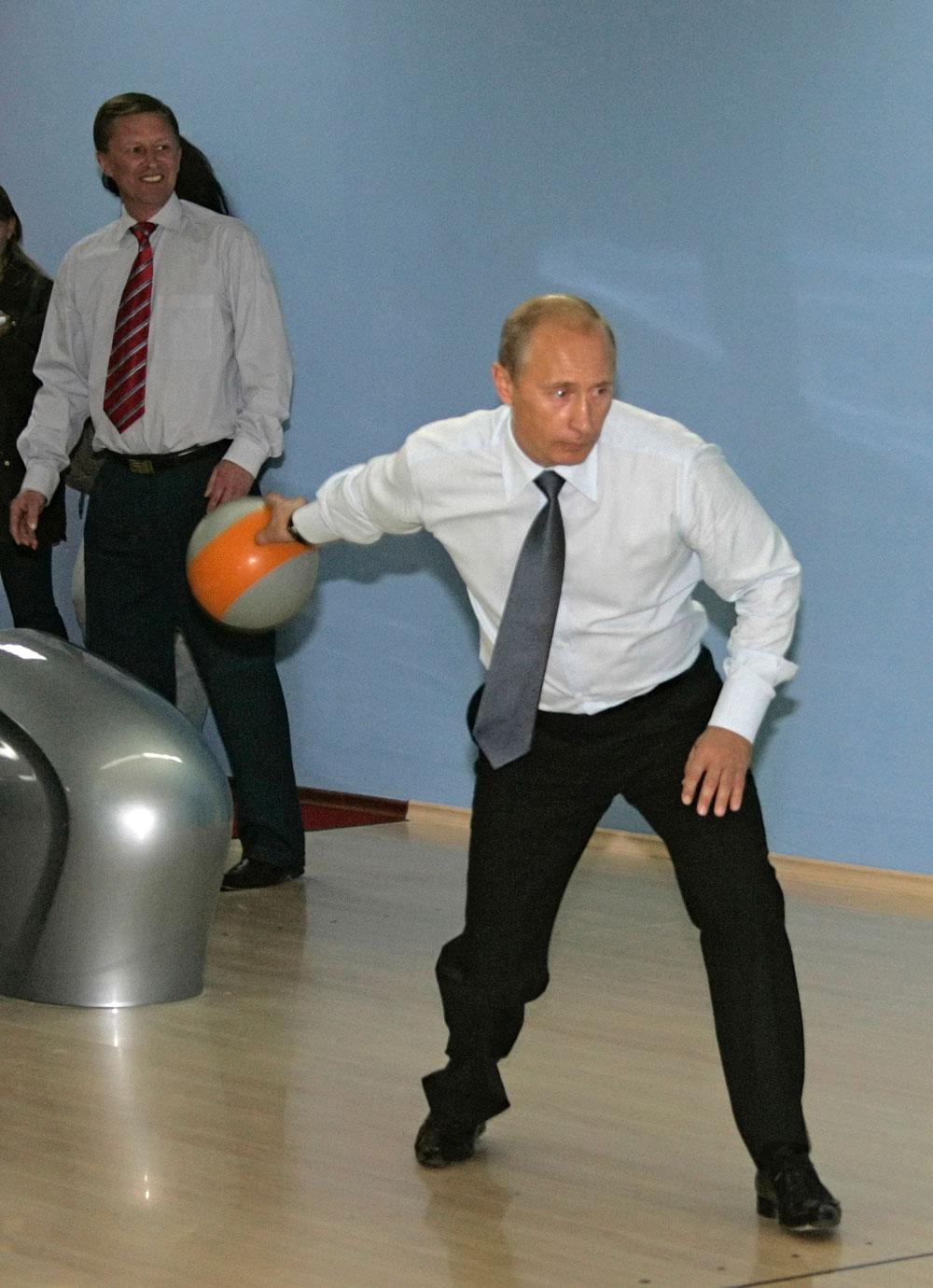 Putin bowlar på en rysk u-båtsbas.