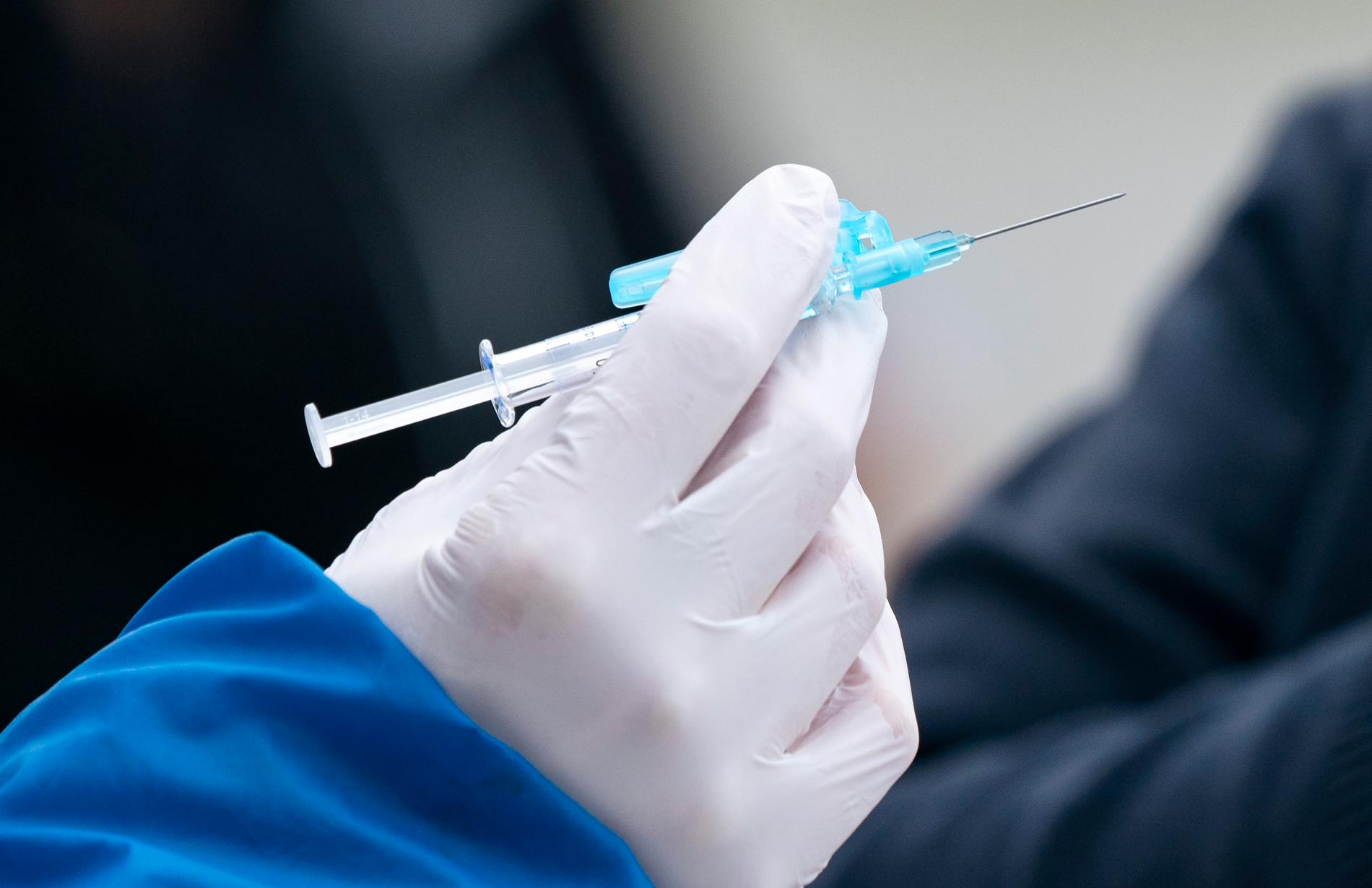 Den europeiska läkemedelsmyndigheten räknar med att kunna lämna ett första besked om Pfizer-Biontechs vaccin i slutet av december. Arkivbild.