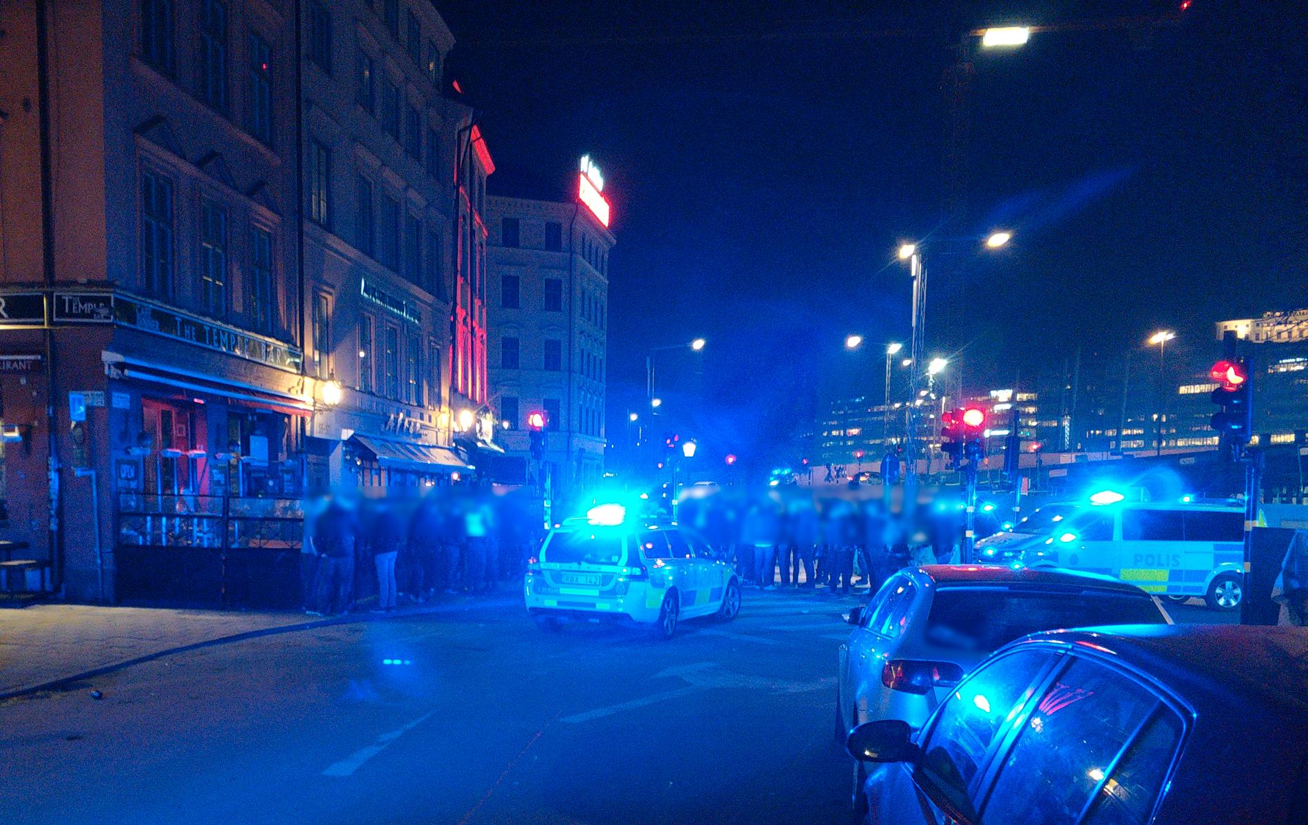 Ett hundratal personer var inblandade i ett bråk i centrala Stockholm natten mot måndag.