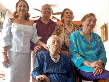 Världsäldst Maria Capovilla, 116, är äldst i världen. Här är hon med några av familjemedlemmarna.