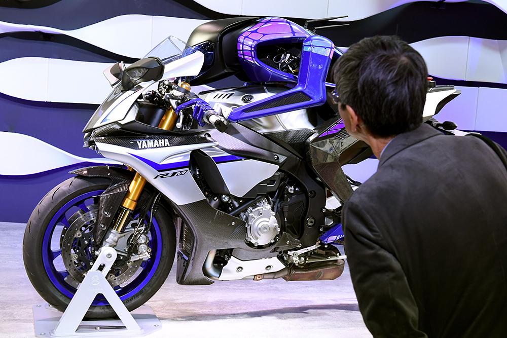 Yamaha har nya idéer i den elektriska motorcykelbranschen. Överraskade bland annat besökarna med en robot som på egen hand kör motorcykeln.