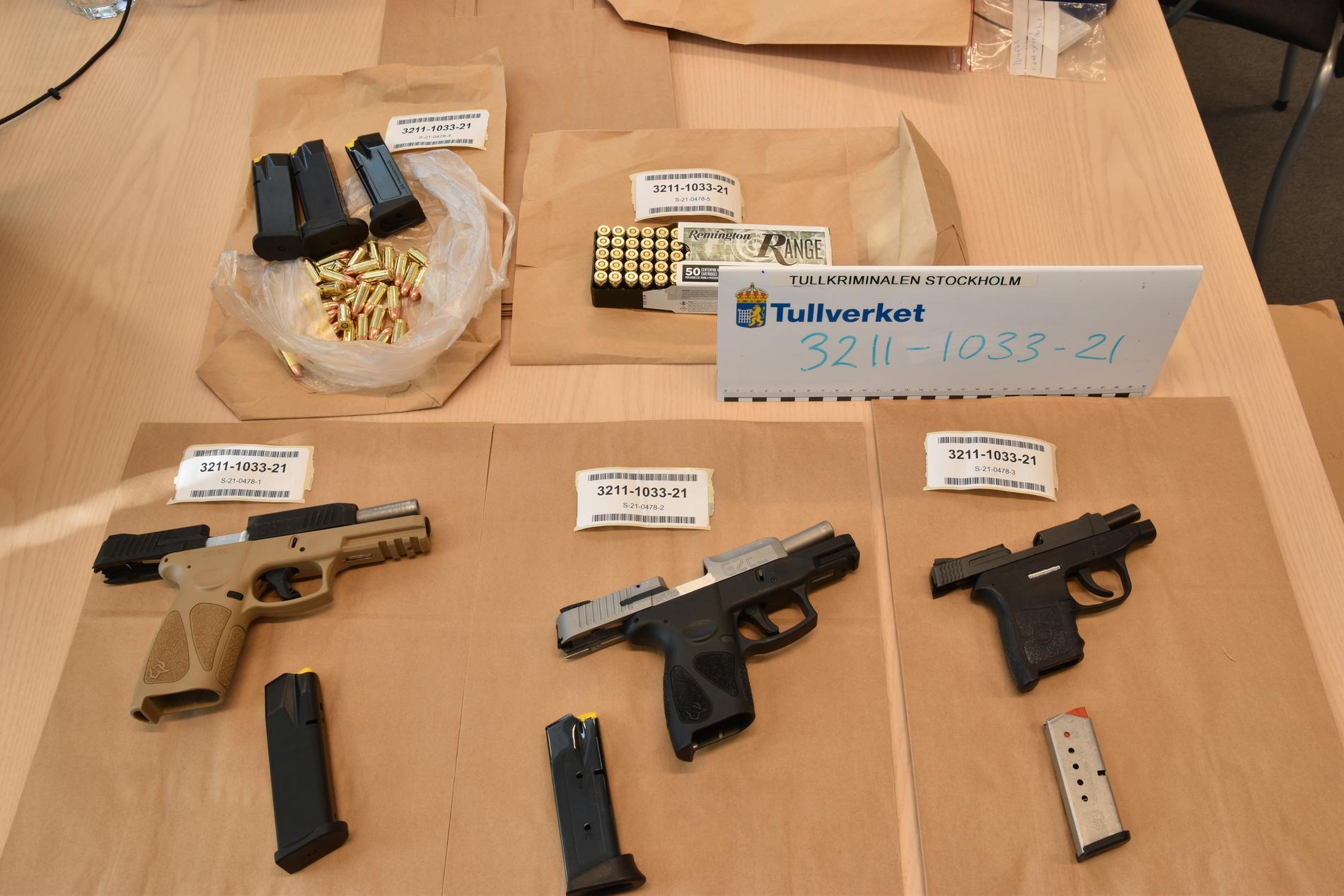 Vapen och ammunition som hittades i den ene pojkens rum.