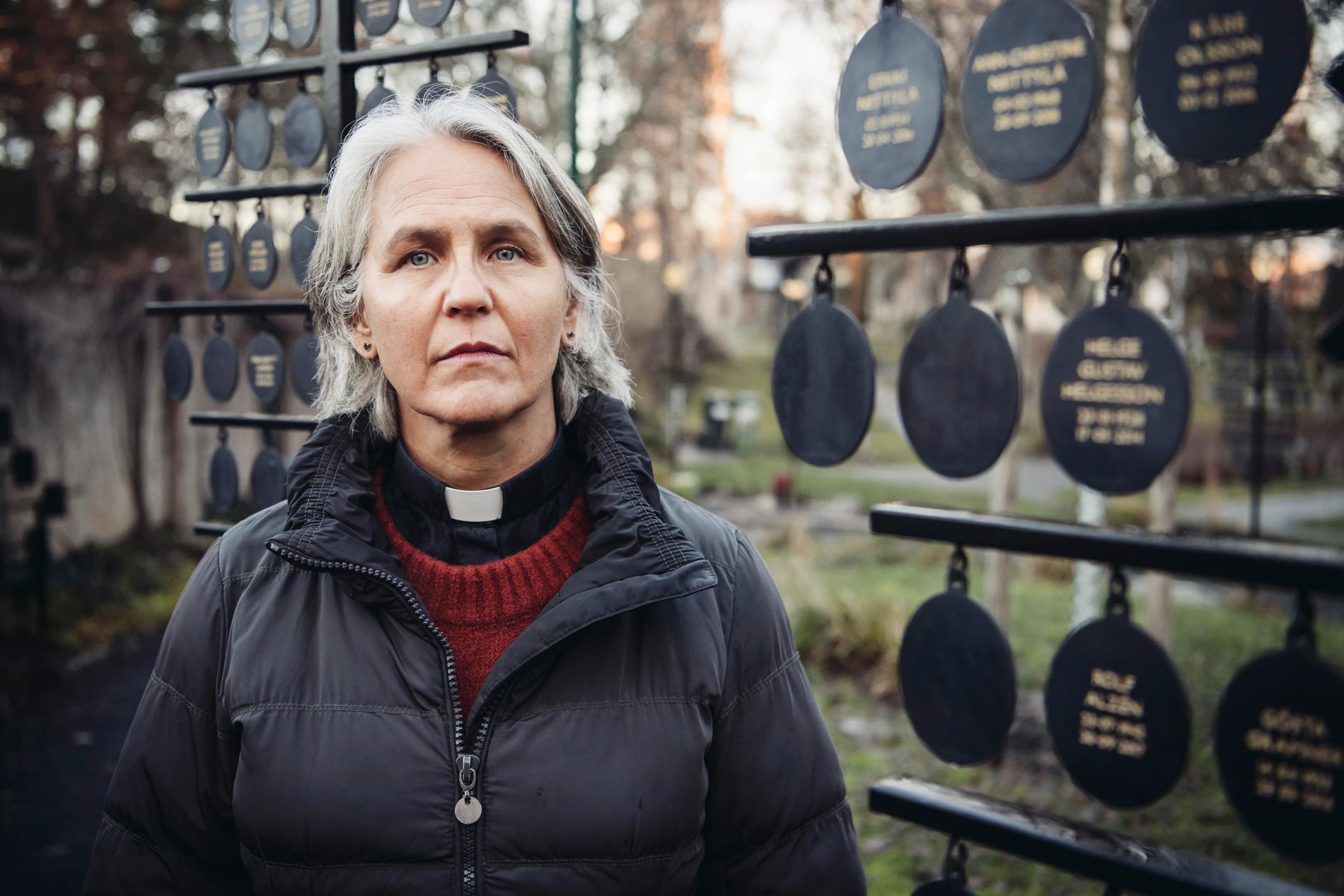 "Begravning med urna har blivit ett nytt sätt att lösa vår tids problem med att hinna med", säger Birgitta Söderberg, församlingsherde i Huddinge församling. Här vid Tomtberga kyrkogårds askgravlund i Huddinge.