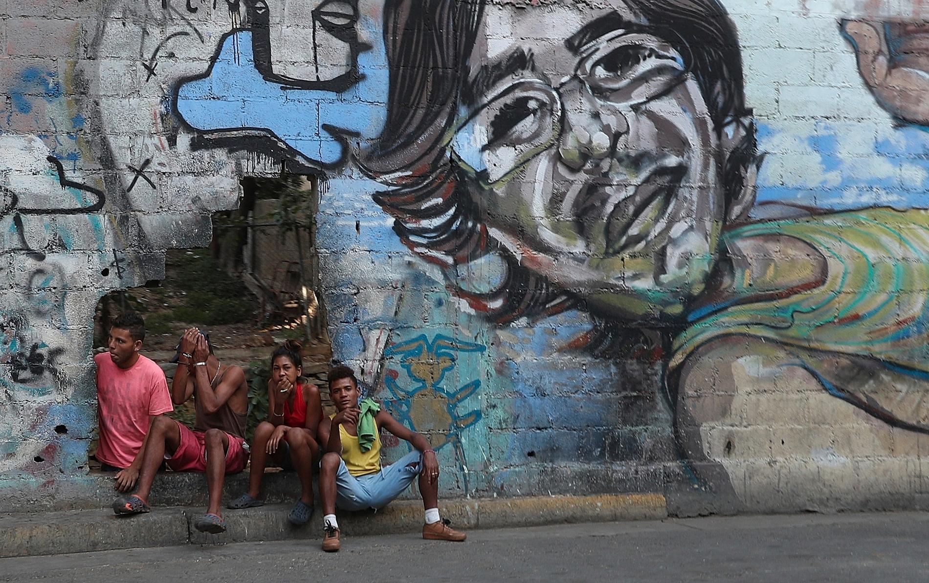 Ungdomar på en gata i Caracas. Krisen i deras land blir allt värre. Men nu är förhandlingar på gång.