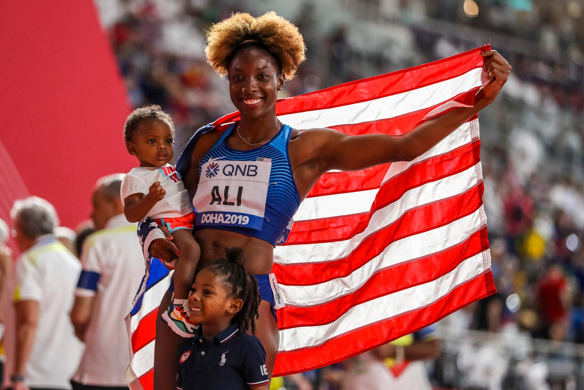 Nia Ali med två av barnen efter guldet på 100 meter häck i VM 2019.