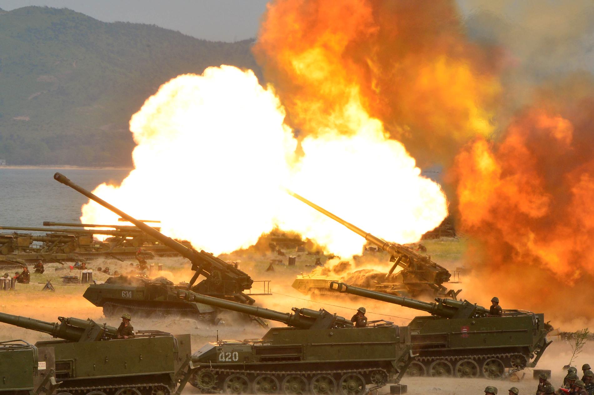 Spänningen i området ökar. På onsdagen släppte den Nordkoreanska officiella nyhetsbyrån KNCA bilder som visar militärövning i landet.