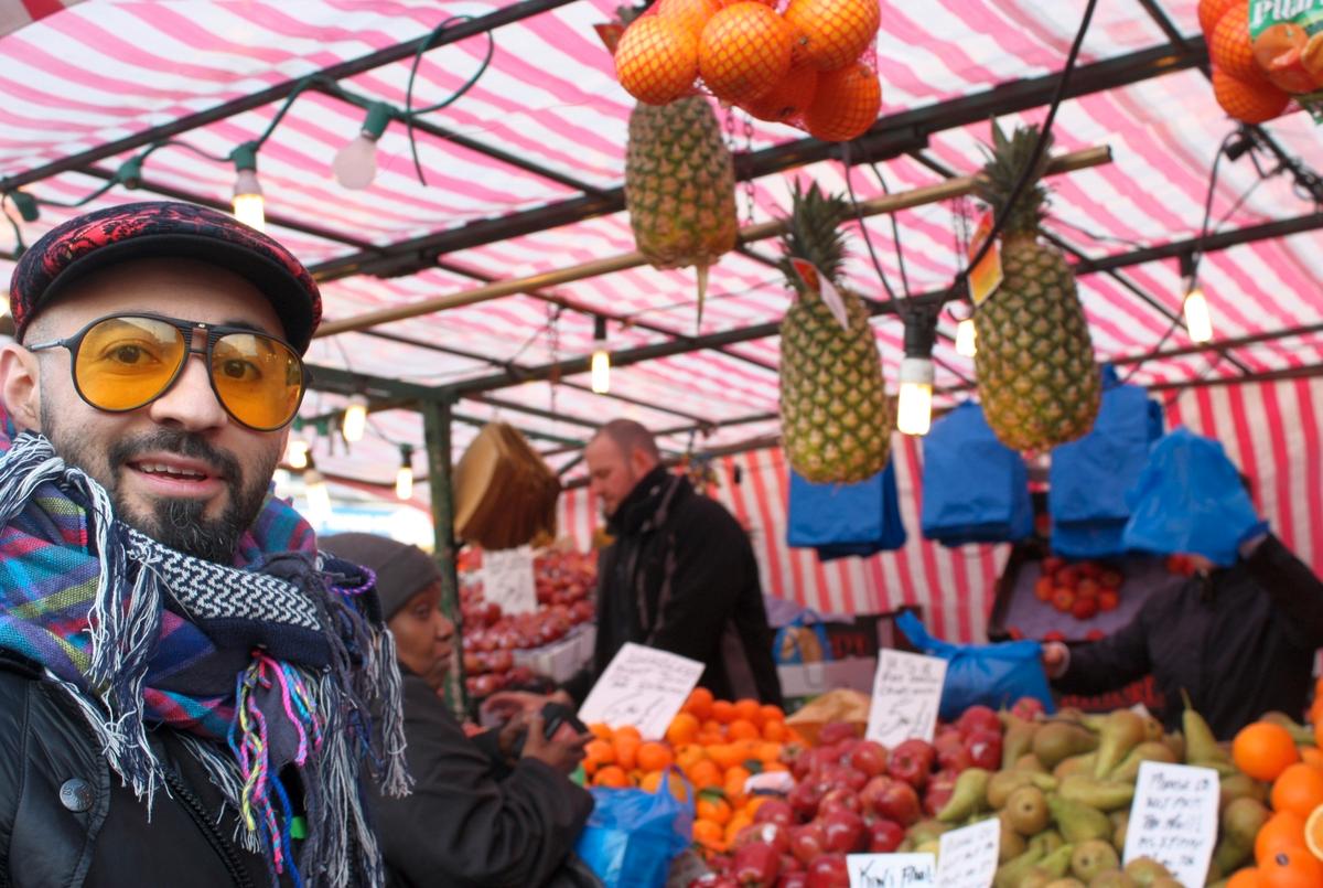 Svenske Alli Sadegiani hänger med RESA på marknadsrunda i London. Här kollar han in grönsakerna på Ridley Road Market.