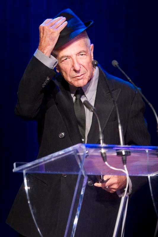 Leonard Cohen jämförde Dylan med Mount Everest.
