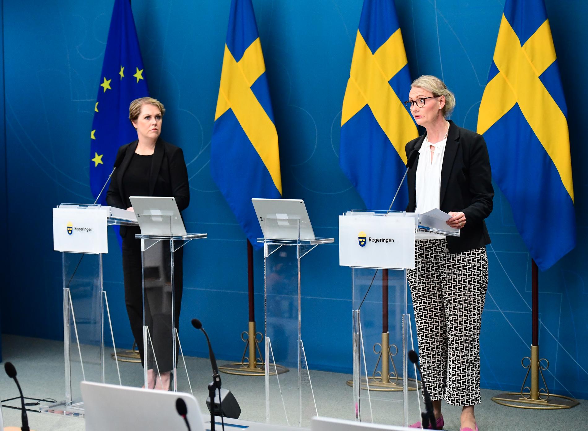 Socialminister Lena Hallengren och Folkhälsomyndighetens generaldirektör Karin Tegmark Wisell vid torsdagens pressträff.