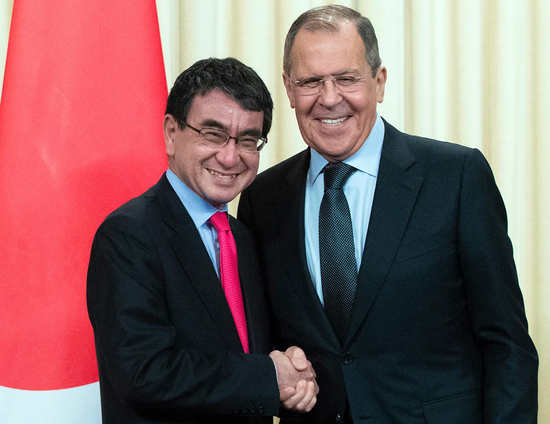 Japans utrikesminister Taro Kono och hans ryske kollega Sergej Lavrov har mötts i Moskva.