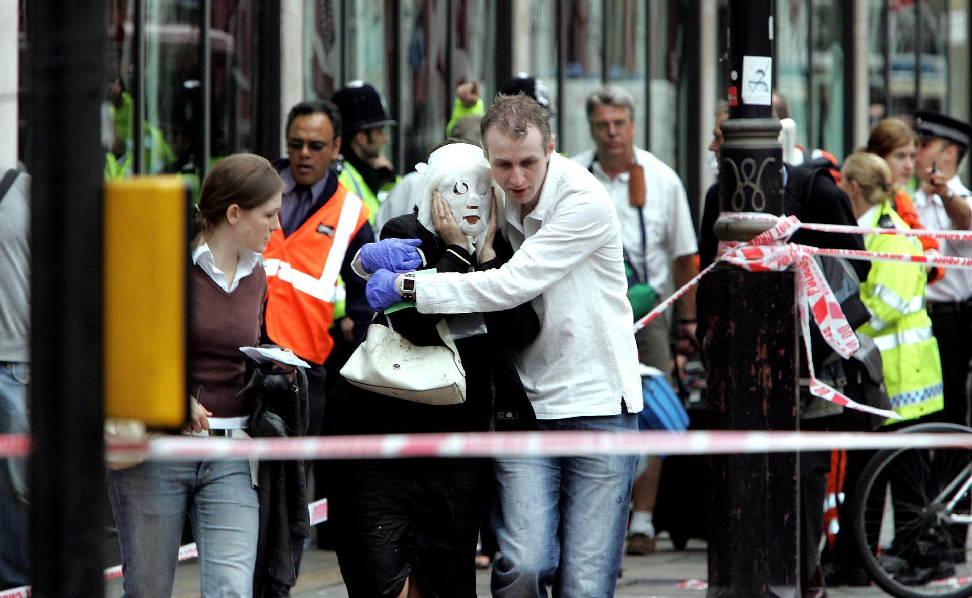 London 2005. Fyra koordinerade terrorbomber kräver 56 liv.