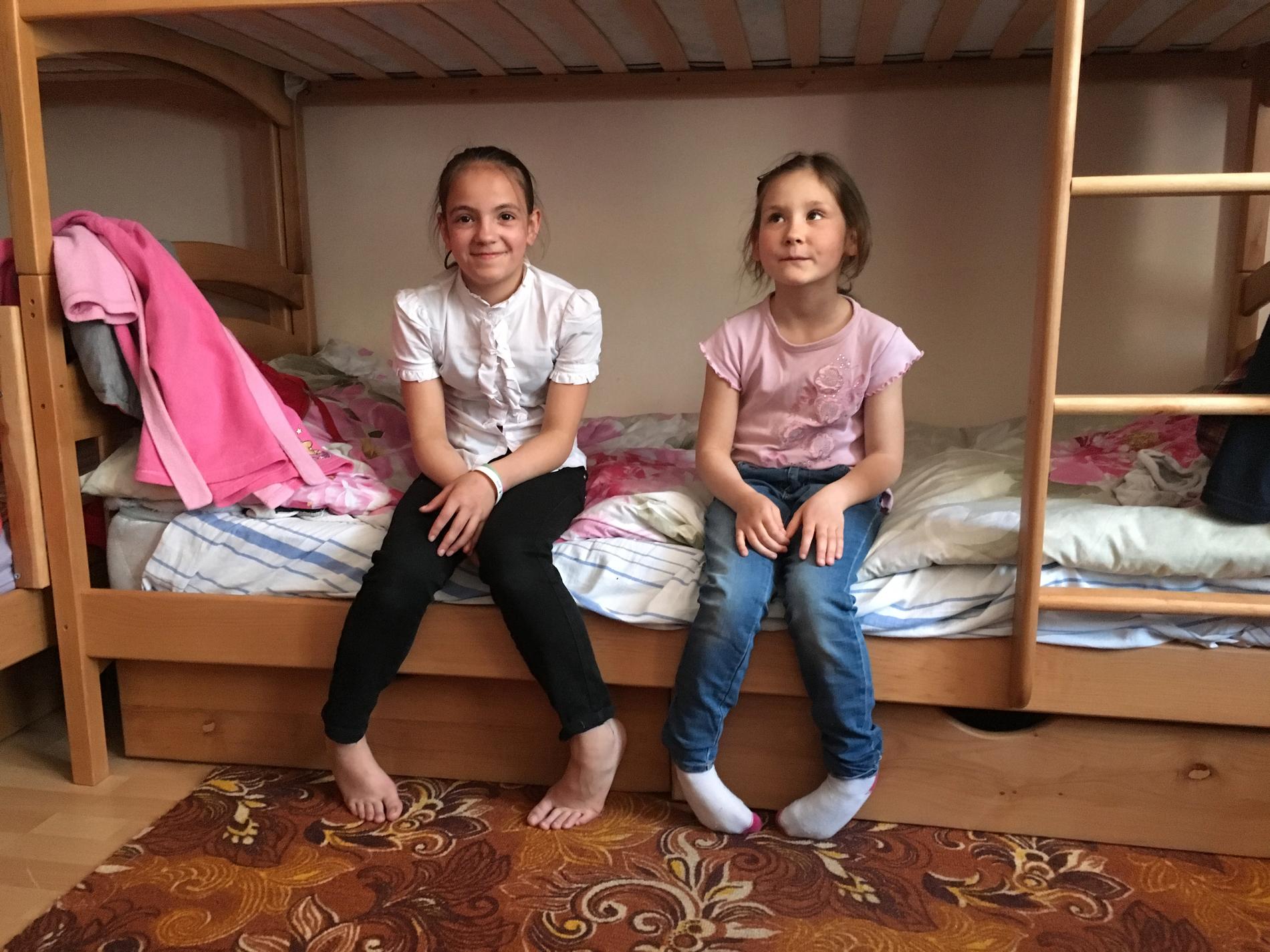 Ira, 12, och Carina, 6, har fått nya föräldrar. Tillsammans med sina två fostersystrar har de ett eget rum. De har gjort klart för familjens fyra pojkar att de inte är välkomna in.