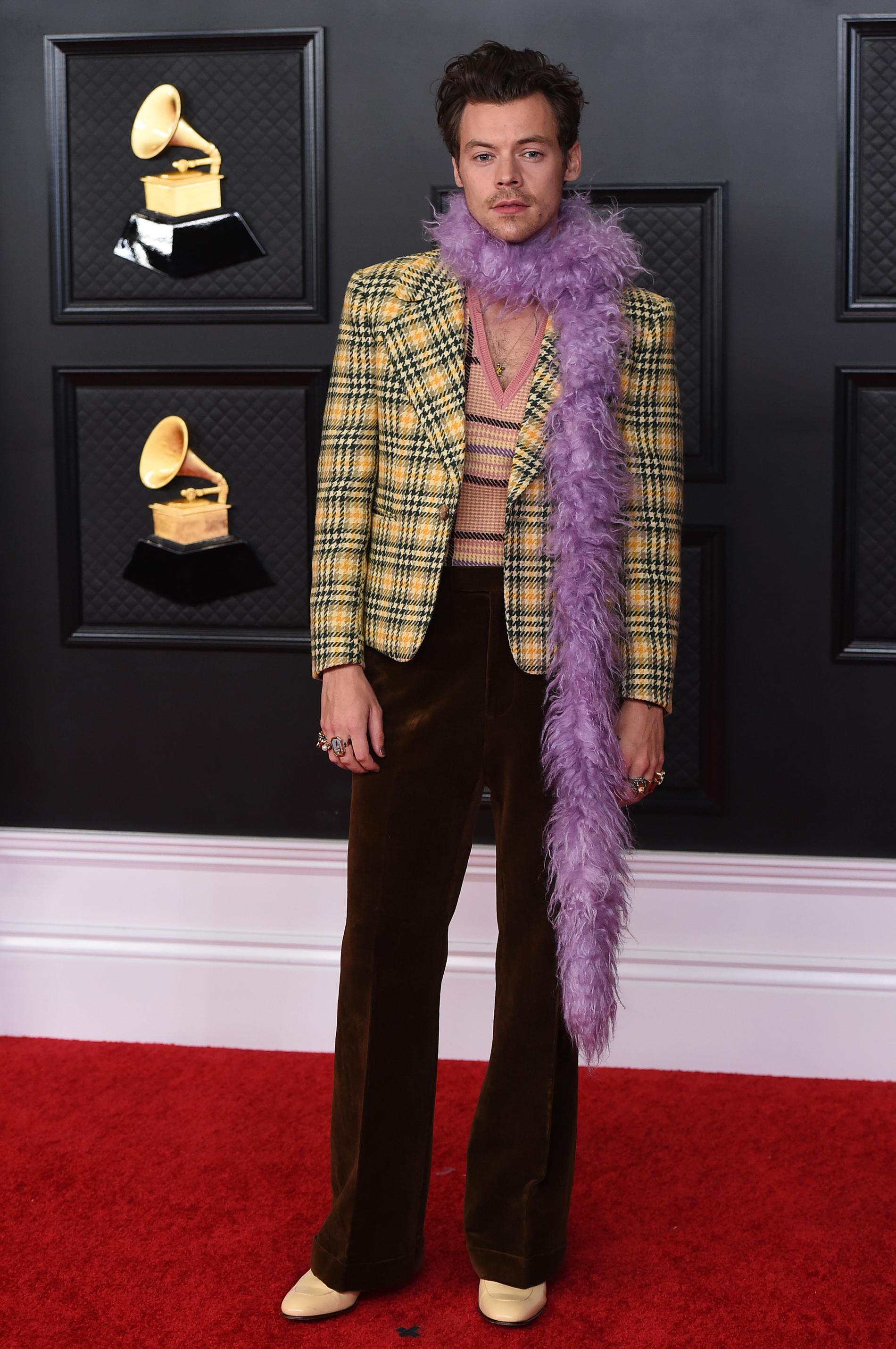 En Gucciprydd Harry Styles poserar på röda mattan under den 63:e Grammygalan. En tårögd Styles tog senare emot priset som Bästa soloartist, pop för låten "Watermelon sugar".